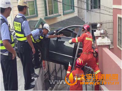 温州洞头北岙街道轿车翻出道路