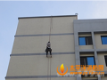 福建省泉州晋江一工人修补外墙被吊半空