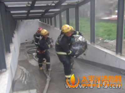 扬州高邮市居民楼地下车库起火
