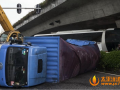 广州猎德桥底两车相撞,致10余人受伤