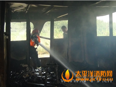 长江世业洲一艘拖船起火