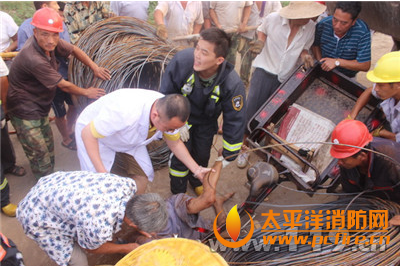 枣庄老人被钢筋困住