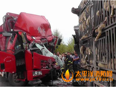 内蒙古赤峰市两货车相撞