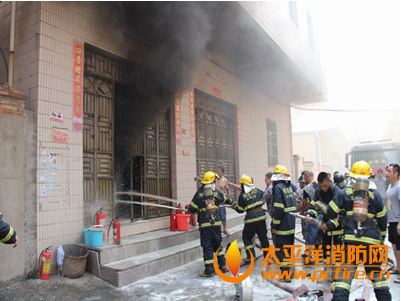 泉州一厂房仓库大火