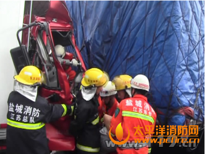 盐城沿海高速两车追尾