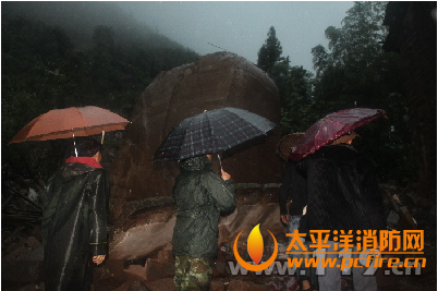 白鹤宝安村百顿重石砸中民房