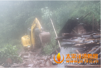 白鹤宝安村百顿重石砸中民房