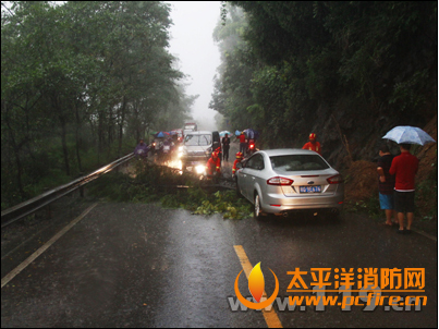 暴雨致山体滑坡