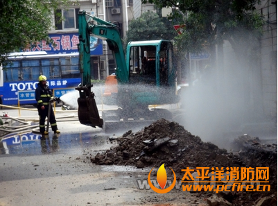 杭州一水务公司不慎将煤气管挖破