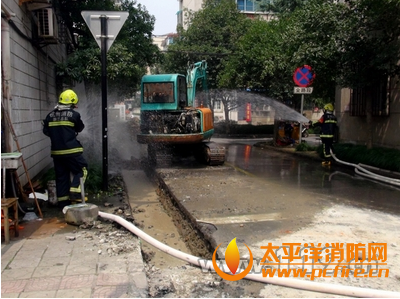 杭州一水务公司不慎将煤气管挖破
