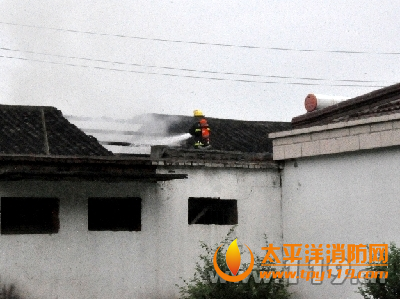 江苏宜兴一老民宅起火