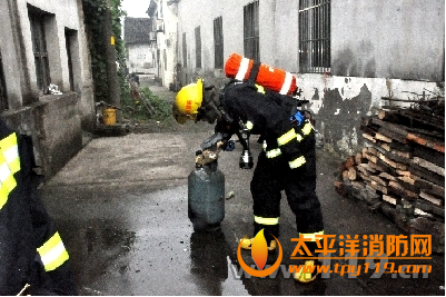 江苏宜兴一老民宅起火