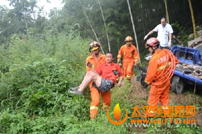 湖州安吉县货车刹车失灵撞向山体