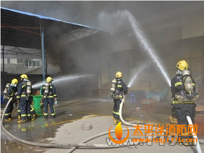 舟山普陀区一仓库起火