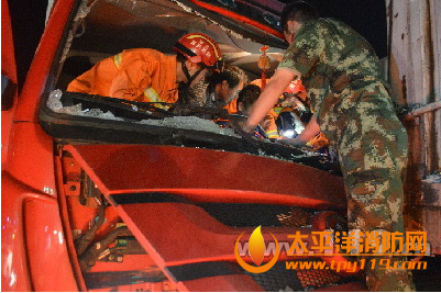 海盐县一加油站多车相撞追尾
