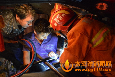 海盐县一加油站多车相撞追尾