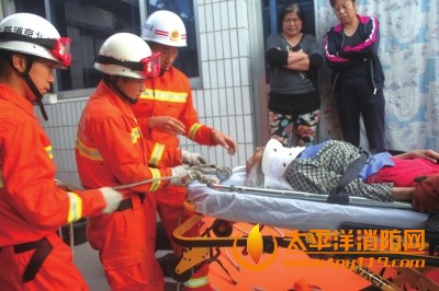 消防队员将老人救出