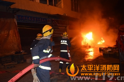 贵州省册一菜市场门面起火