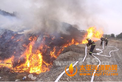 乌鲁木齐北站公园木材堆垛起火