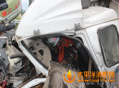 乐宜高速两车相撞