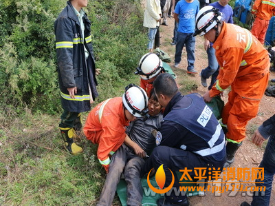 云南泸西县一小货车侧翻