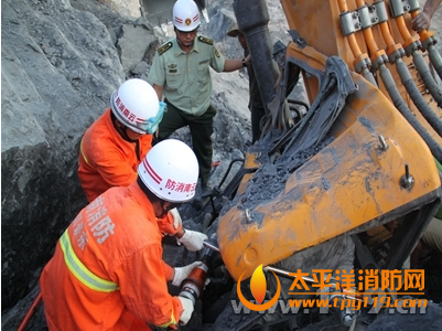 云南普洱一挖机被大石砸中
