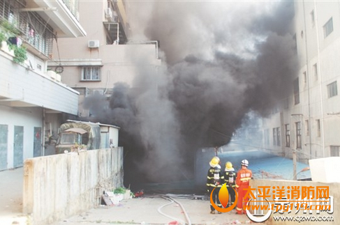 安溪凤城镇一地下仓库起火