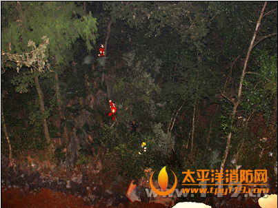 湖北恩施一在建工地挖机坠落深坑