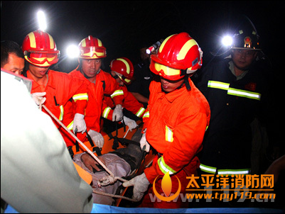 湖北恩施一在建工地挖机坠落深坑