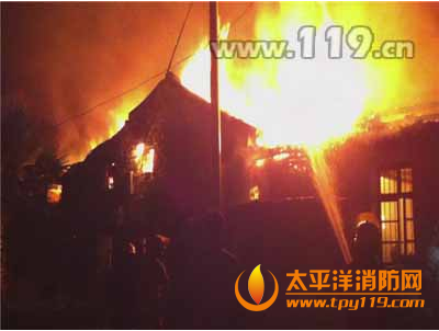 温州洞头县寺庙旁老房子起火