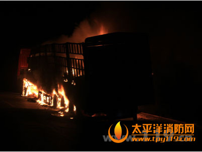 武汉一满载蓄电池货车起火