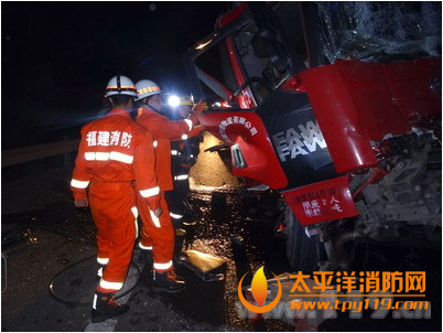 福厦高速两挂车追尾