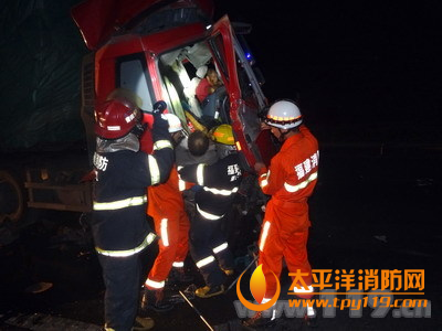 福厦高速两挂车追尾