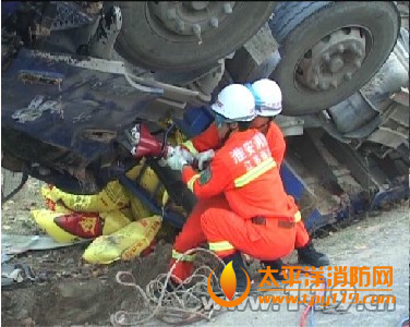 江苏化肥货车侧翻