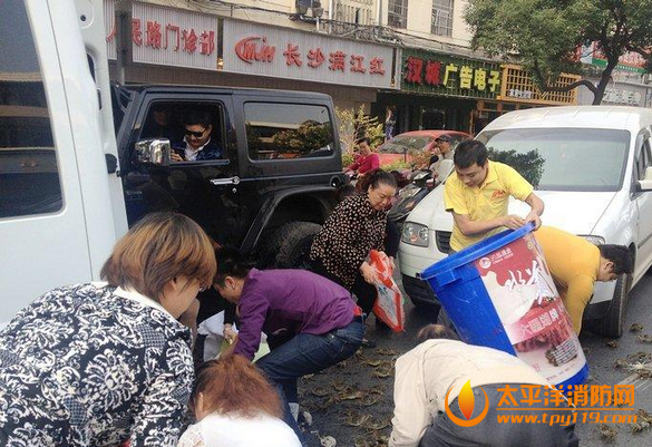 长沙两车刮擦螃蟹满地