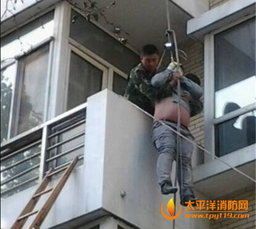 哈尔滨市一男子欲轻生