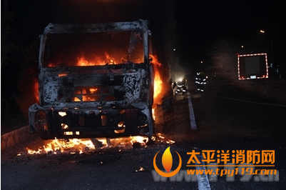 漳州324国道一大货车起火