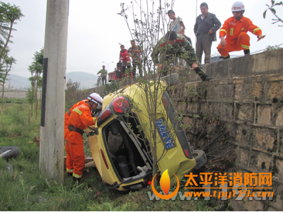 云南玉溪公路一车辆侧翻