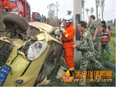 云南玉溪公路一车辆侧翻