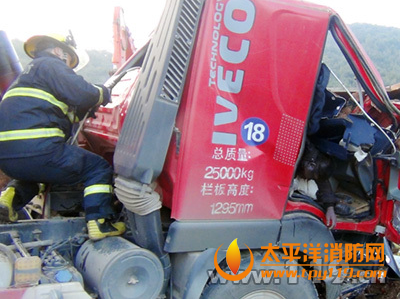 南京江宁区两辆巨石运输车相撞