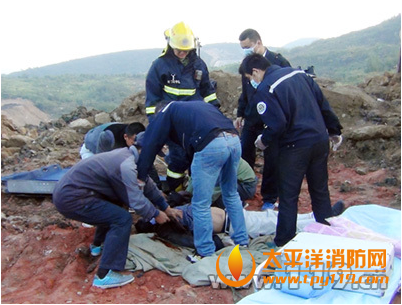 南京江宁区两辆巨石运输车相撞