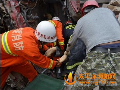 宁德一货车翻落30米悬崖