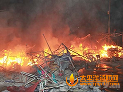 福建泉州一室外简易搭棚起火
