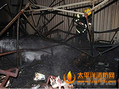 福建泉州一室外简易搭棚起火