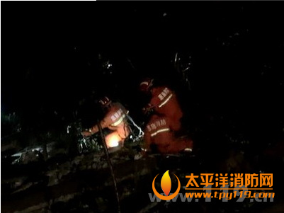 湖北恩施城区一大货车侧翻坠崖
