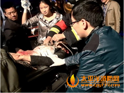 湖北恩施城区一大货车侧翻坠崖