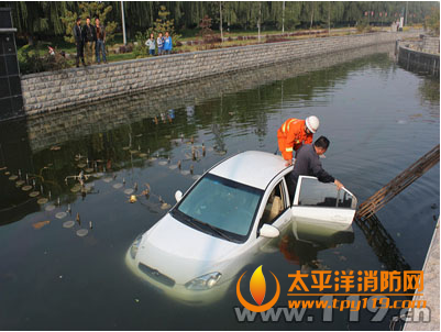 山西长治市一轿车掉入工水渠