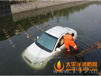 山西长治市一轿车掉入工水渠