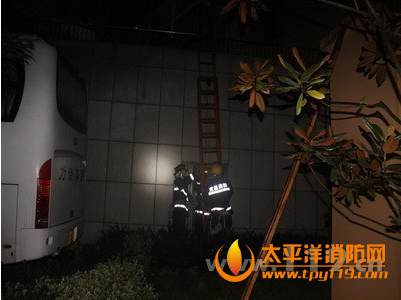 宜昌一小区居民楼起火