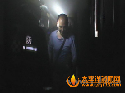 宜昌一小区居民楼起火